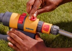 Hozelock Rectangular Sprinkler Plus 220M² M -Silverlines Equipment Store hozelock rectangular sprinkler plus 220m m 36173519192230