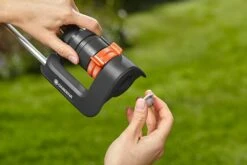 Gardena Aqua M 250 M² Oscillating Garden Sprinkler - 18702 -Silverlines Equipment Store lawn sprinklers gardena aqua m 250 m oscillating garden sprinkler 18702 35441487872166