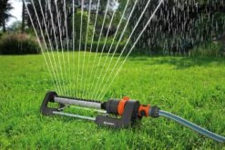 Gardena Aqua M 250 M² Oscillating Garden Sprinkler - 18702 -Silverlines Equipment Store lawn sprinklers gardena aqua m 250 m oscillating garden sprinkler 18702 35441487904934