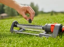 Gardena Aqua M 250 M² Oscillating Garden Sprinkler - 18702 -Silverlines Equipment Store lawn sprinklers gardena aqua m 250 m oscillating garden sprinkler 18702 35441487970470