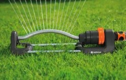 Gardena Aqua S 220 M² Oscillating Garden Sprinkler - 18700 -Silverlines Equipment Store lawn sprinklers gardena aqua s 220 m oscillating garden sprinkler 18700 35441462149286