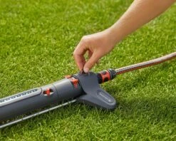 Gardena Aquazoom L 350 M² Oscillating Sprinkler - 18714 -Silverlines Equipment Store lawn sprinklers gardena aquazoom l 350 m oscillating sprinkler 18714 35441623400614