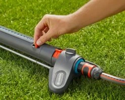 Gardena Aquazoom S 150 M² Oscillating Sprinkler - 18710 -Silverlines Equipment Store lawn sprinklers gardena aquazoom s 150 m oscillating sprinkler 18710 35441546756262