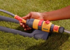 Hozelock AquaSave Rectangular Sprinkler Pro 350M² L -Silverlines Equipment Store lawn sprinklers hozelock aquasave rectangular sprinkler pro 350m l 36173740966054