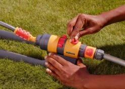 Hozelock AquaSave Rectangular Sprinkler Pro 350M² L -Silverlines Equipment Store lawn sprinklers hozelock aquasave rectangular sprinkler pro 350m l 36173741162662